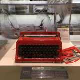La pi� affascinante per� � la �Valentine�, realizzata nel 1969 dal designer Ettore Sottsass. Con il suo color rosso acceso (da cui il �rosso valentine�), fu una vera icona di stile, apprezzata e ambita in tutto il mondo per la sua eleganza